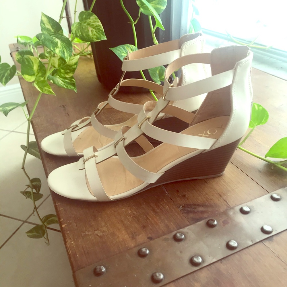 XOXO off-white wedges. With gold details!